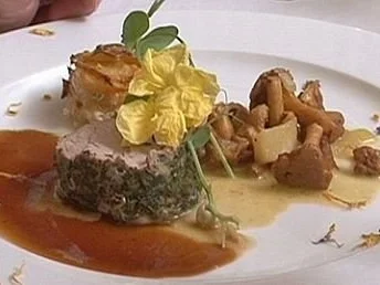 Pochiertes Kalbsfilet in Alpenkräutern mit Kartoffel-Türmchen und Pfifferlingen - Rezept