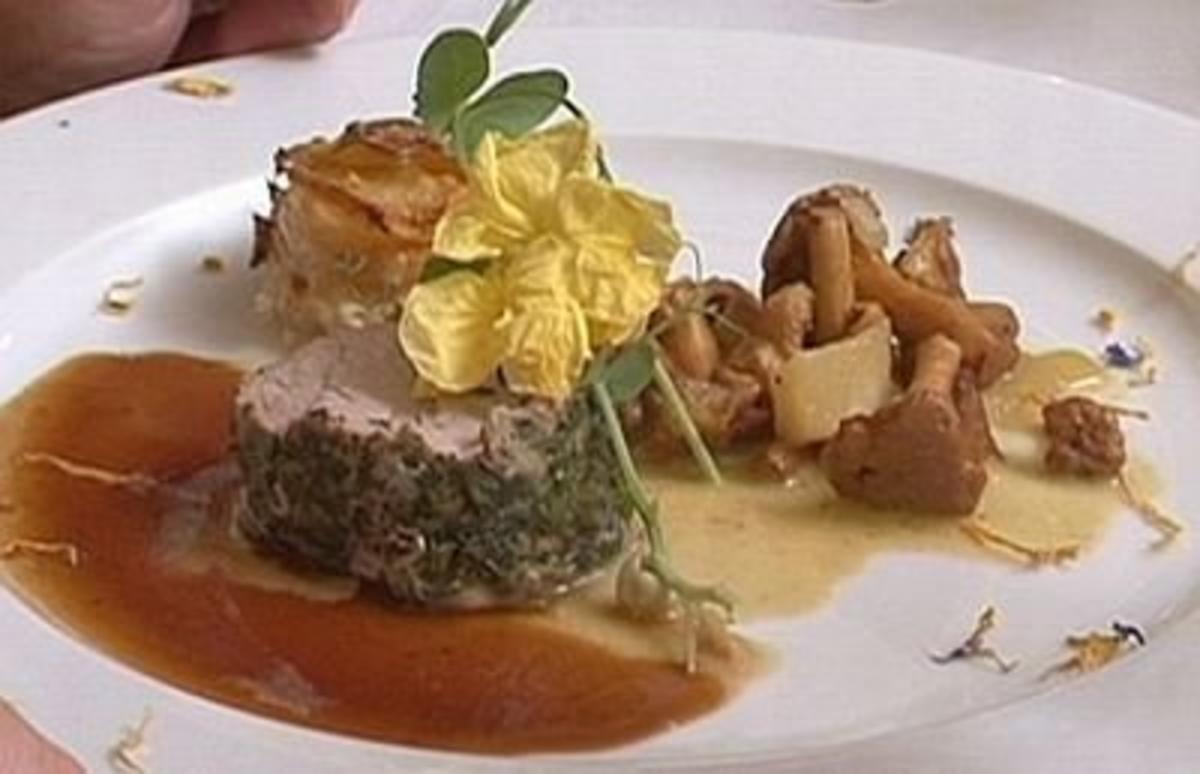 Bilder für Pochiertes Kalbsfilet in Alpenkräutern mit Kartoffel-Türmchen und Pfifferlingen - Rezept