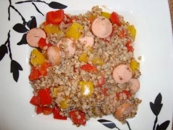 Gemüsegerichte: Paprika-Buchweizentopf mit Würstchen - Rezept