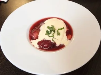 Weinbergpfirsiche mit selbst gemachtem Vanille-Eis - Rezept