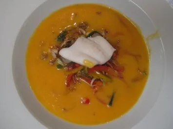 Muskatkürbiscrémesuppe mit frittiertem asiatischem Gemüse und St. Pierre-Fisch - Rezept