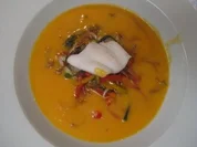 Muskatkürbiscrémesuppe mit frittiertem asiatischem Gemüse und St. Pierre-Fisch - Rezept