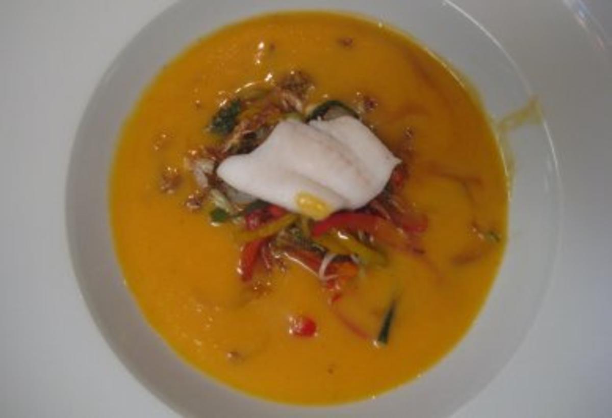 Bilder für Muskatkürbiscrémesuppe mit frittiertem asiatischem Gemüse und St. Pierre-Fisch - Rezept
