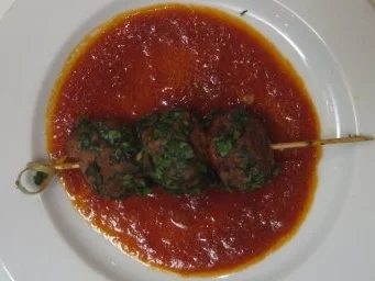 Lammbällchenspieße in würziger Tomatensoße - Rezept