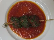 Rezept: Lammbällchenspieße in würziger Tomatensoße Lammbällchenspieße in würziger Tomatensoße - Rezept