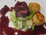 Rehrücken aus der Honig-Sternanis-Beize mit Pfefferkirschen, Spitzkohl und Grießstrudel - Rezept