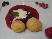 Gebackene Grießknödel an Beerenkompott - Rezept