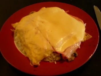 Schweinefleisch "Dublin" - mit Champignonsoße und Schinken, überbacken auf Reis. - Rezept