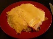 Schweinefleisch "Dublin" - mit Champignonsoße und Schinken, überbacken auf Reis. - Rezept