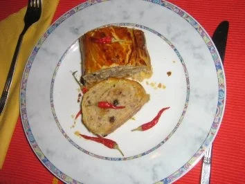 Rezept: Putenhack-süß-scharf in einer Blätterteigrolle verpackt Putenhack-süß-scharf in einer Blätterteigrolle verpackt - Rezept