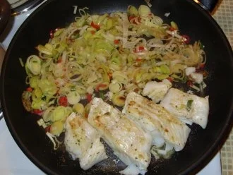 Rezept: Kabeljaufilet auf schmackhafter Lauch-Senfsoße und Beilagen Bild Nr. 3 Kabeljaufilet auf schmackhafter Lauch-Senfsoße und Beilagen - Rezept - Bild Nr. 3