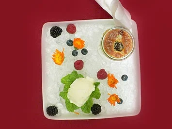 Überbackene Sommerbeeren mit Ringelblumen-Zabaione und Sahneeis - Rezept