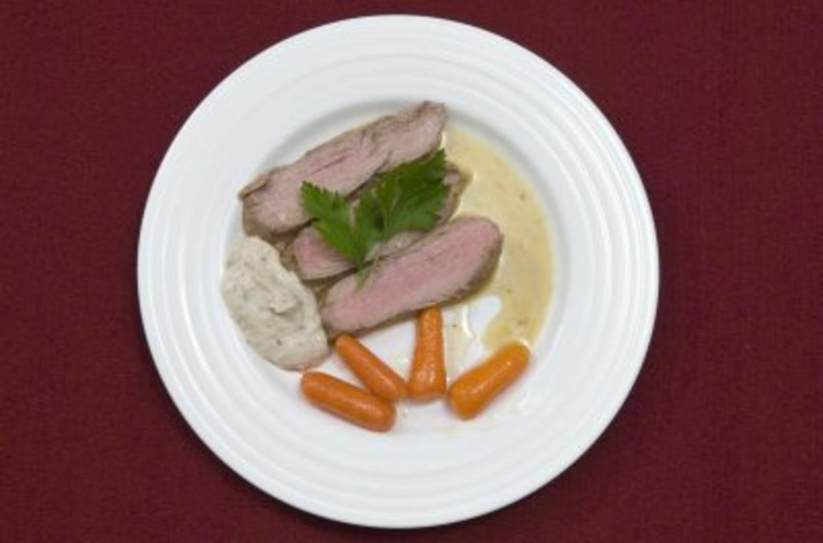 Bilder für Kalbsfilet mit zweierlei Soßen an karamellisierten Karotten (Sabine Kaack) - Rezept