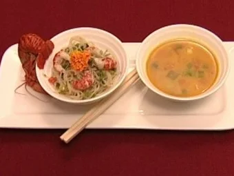 Hühnersuppe mit Kokosmilch (Tom Kha Gai) und Glasnudelsalat mit Havelkrebsen (Birgit Fischer) - Rezept