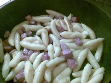 Rezept: Schupfnudeln mit Sauerkraut und Kasslerwürfel Bild Nr. 4 Schupfnudeln mit Sauerkraut und Kasslerwürfel - Rezept - Bild Nr. 4