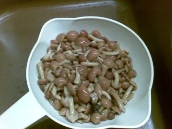 Rinderfilet in Butterphase mit Stockschwämmchen , Schalotten und Kräuterbutter - Rezept - Bild Nr. 3