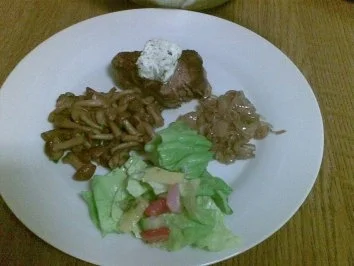 Rinderfilet in Butterphase mit Stockschwämmchen , Schalotten und Kräuterbutter - Rezept