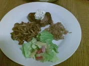 Rinderfilet in Butterphase mit Stockschwämmchen , Schalotten und Kräuterbutter - Rezept