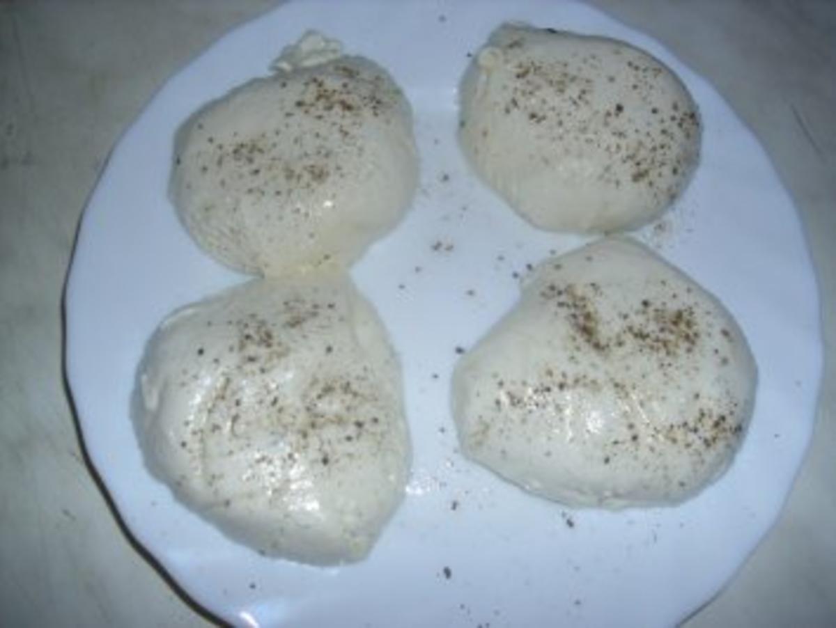 Panierte Mozzarella-Medaillons auf Salat - Rezept - Bild Nr. 2