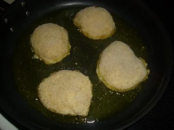 Rezept: Panierte Mozzarella-Medaillons auf Salat Bild Nr. 10 Panierte Mozzarella-Medaillons auf Salat - Rezept - Bild Nr. 10