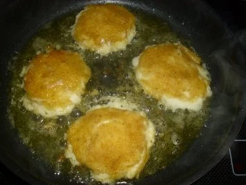 Rezept: Panierte Mozzarella-Medaillons auf Salat Bild Nr. 11 Panierte Mozzarella-Medaillons auf Salat - Rezept - Bild Nr. 11