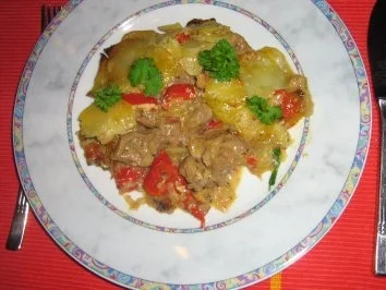 Rezept: Gulasch vom Kalb unter einer Kartoffelhaube Gulasch vom Kalb unter einer Kartoffelhaube - Rezept