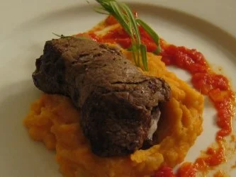 Rinderrouladen mit Garnelen in Tomaten-Knoblauchsoße an Südstaatenstampf - Rezept