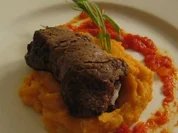 Rezept: Rinderrouladen mit Garnelen in Tomaten-Knoblauchsoße an Südstaatenstampf Rinderrouladen mit Garnelen in Tomaten-Knoblauchsoße an Südstaatenstampf - Rezept