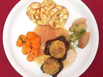 Rezept: Kalbsbackerl mit glasierten Schalotten und Breznknödel Kalbsbackerl mit glasierten Schalotten und Breznknödel - Rezept