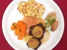 Rezept: Kalbsbackerl mit glasierten Schalotten und Breznknödel Kalbsbackerl mit glasierten Schalotten und Breznknödel - Rezept