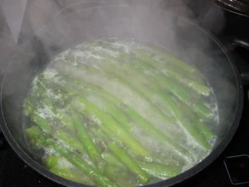 Scharfe Hähnchenpfanne mit Spargelpasta - Rezept - Bild Nr. 6