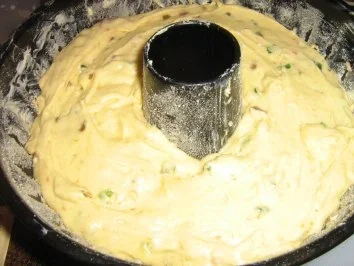 Früchte-Gugelhupf mit Schokoglasur - Rezept - Bild Nr. 3