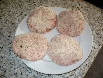 Rezept: Faschierte Laibchen mit Gorgonzola-Füllung und Gemüsereis Bild Nr. 3 Faschierte Laibchen mit Gorgonzola-Füllung und Gemüsereis - Rezept - Bild Nr. 3