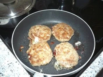 Rezept: Faschierte Laibchen mit Gorgonzola-Füllung und Gemüsereis Bild Nr. 4 Faschierte Laibchen mit Gorgonzola-Füllung und Gemüsereis - Rezept - Bild Nr. 4