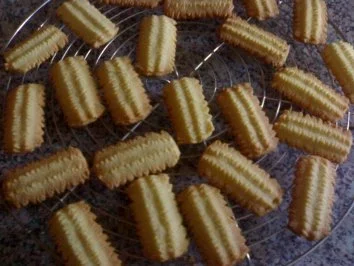 Rezept: Spritzgebäck, Teig für den Fleischwolf Bild Nr. 6 Spritzgebäck, Teig für den Fleischwolf - Rezept - Bild Nr. 6