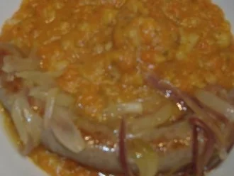 Münsterländer Wurzelpott mit Bratwurst und geschmolzenen Zwiebeln - Rezept