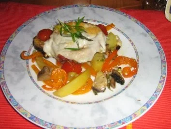 Rezept: Kalbssteak im Speckmantel auf Kartoffelgemüse überbacken. Kalbssteak im Speckmantel auf Kartoffelgemüse überbacken. - Rezept