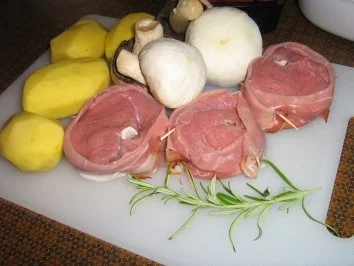 Rezept: Kalbssteak im Speckmantel auf Kartoffelgemüse überbacken. Bild Nr. 3 Kalbssteak im Speckmantel auf Kartoffelgemüse überbacken. - Rezept - Bild Nr. 3