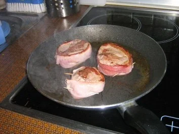 Rezept: Kalbssteak im Speckmantel auf Kartoffelgemüse überbacken. Bild Nr. 6 Kalbssteak im Speckmantel auf Kartoffelgemüse überbacken. - Rezept - Bild Nr. 6