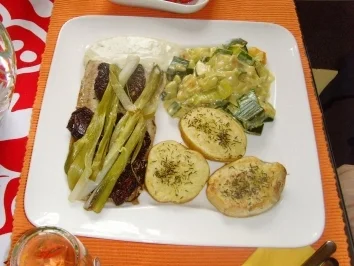 Rezept: zugedecktes welsfilet, auf porree-erdnussrahm mit rosmarinkartoffeln zugedecktes welsfilet, auf porree-erdnussrahm mit rosmarinkartoffeln - Rezept