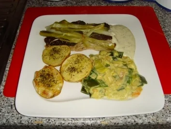 Rezept: zugedecktes welsfilet, auf porree-erdnussrahm mit rosmarinkartoffeln zugedecktes welsfilet, auf porree-erdnussrahm mit rosmarinkartoffeln - Rezept