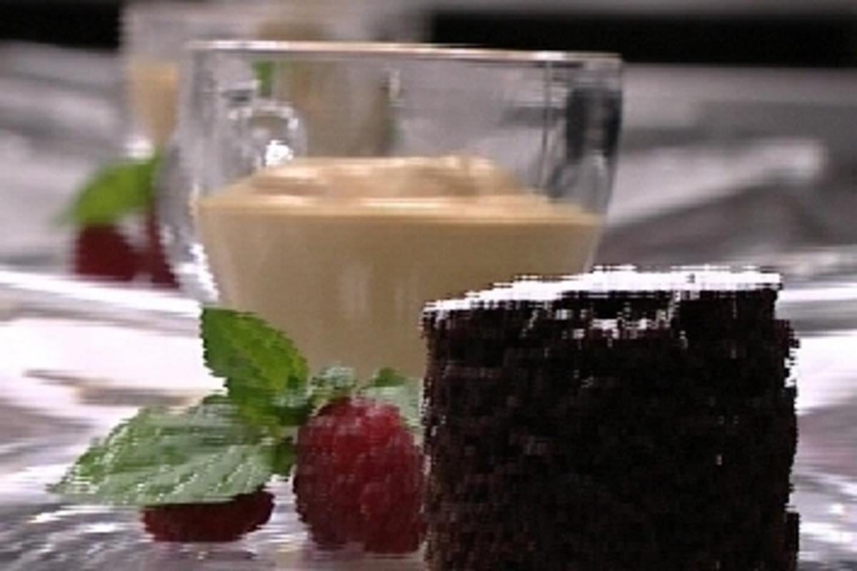 Geeister Milchkaffee mit Himbeerkompott und Vanillesoße - Rezept