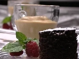 Rezept: Geeister Milchkaffee mit Himbeerkompott und Vanillesoße Geeister Milchkaffee mit Himbeerkompott und Vanillesoße - Rezept