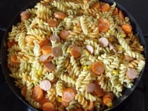 Rezept: Pfannengericht - Nudelpfanne mit Möhren und Würstchen Pfannengericht - Nudelpfanne mit Möhren und Würstchen - Rezept