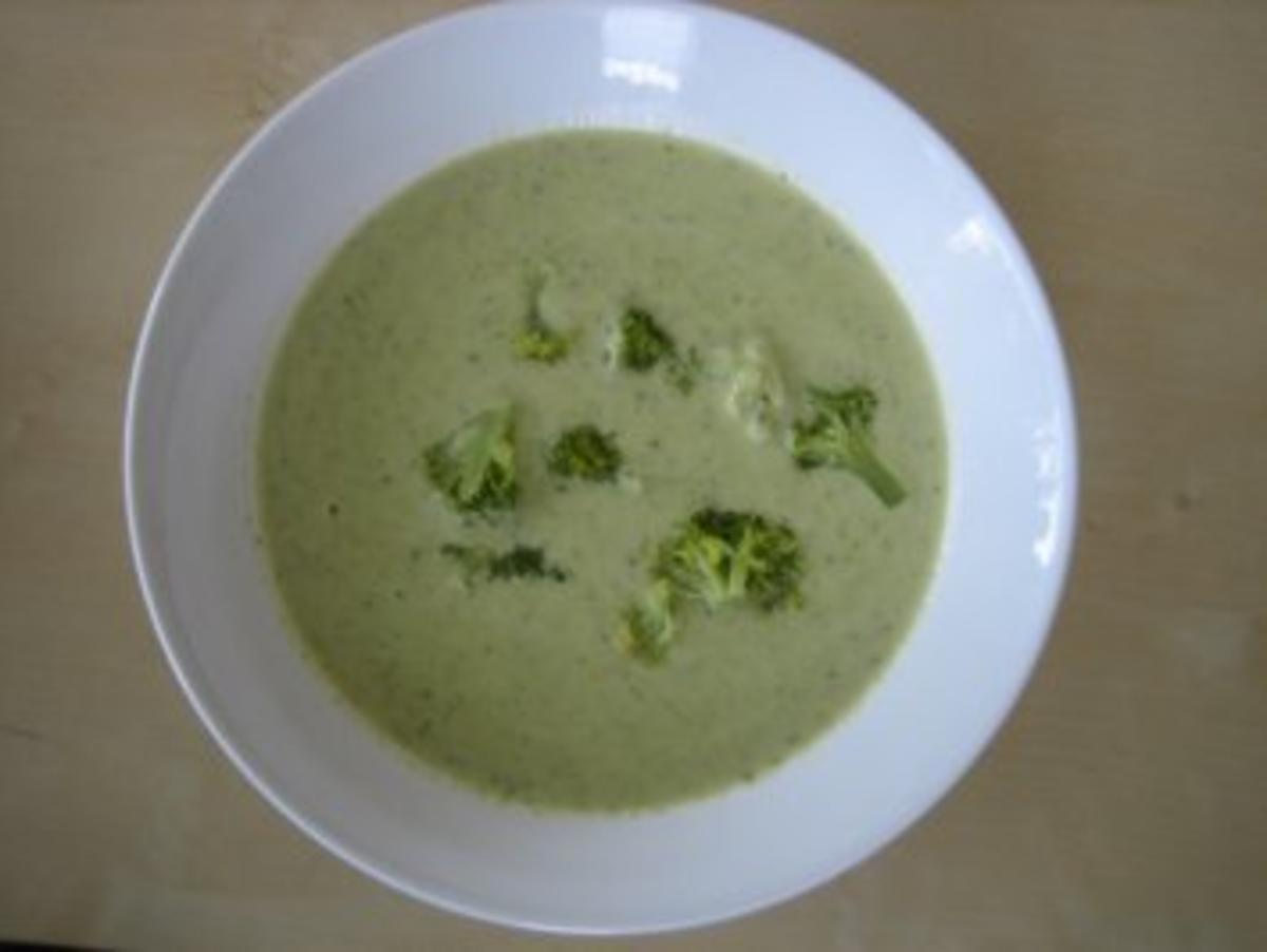 Brokkolicremesuppe mit Schmelzkäse - Rezept mit Bild - kochbar.de