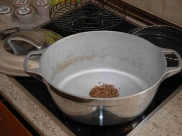 Rezept: Fisch : Geräucherter Lachs - Zubehör - Räuchertopf Bild Nr. 2 Fisch : Geräucherter Lachs - Zubehör - Räuchertopf - Rezept - Bild Nr. 2