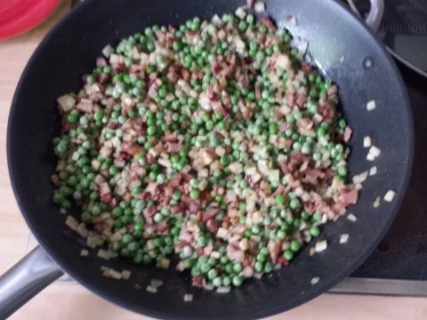 Nudelsoße mit Speck, Sellerie und Erbsen - Rezept