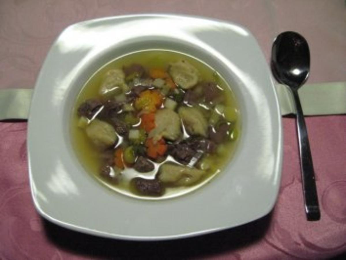 Klare Rindfleischsuppe mit Mehlklößchen (Schwemmklößchen) - Rezept