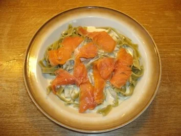 Rezept: Geräucherter Wildlachs mit grünen Nudeln in Käse-Sahne Soße Geräucherter Wildlachs mit grünen Nudeln in Käse-Sahne Soße - Rezept