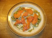 Geräucherter Wildlachs mit grünen Nudeln in Käse-Sahne Soße - Rezept